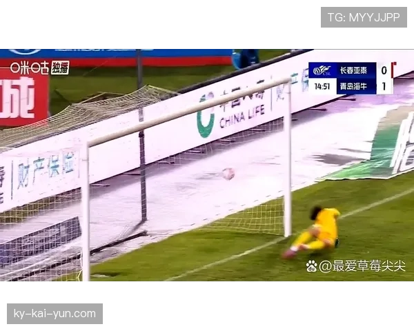 关键时刻:门将冲出禁区头球解围,化解对手单刀机会